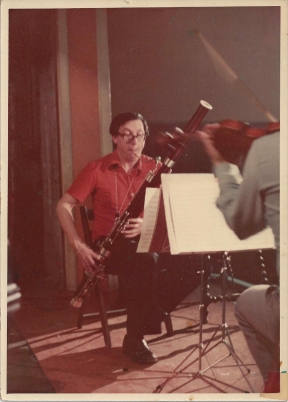 Miquel Gaspà Bertran tocant el fagot en un assaig, 1976